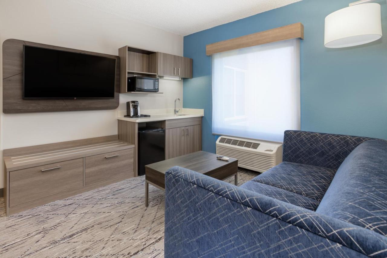 Holiday Inn Express And Suites Tampa I-75 At Bruce B. Downs By Ihg Dış mekan fotoğraf