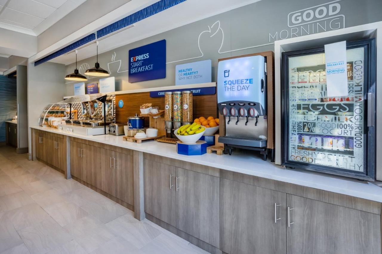Holiday Inn Express And Suites Tampa I-75 At Bruce B. Downs By Ihg Dış mekan fotoğraf