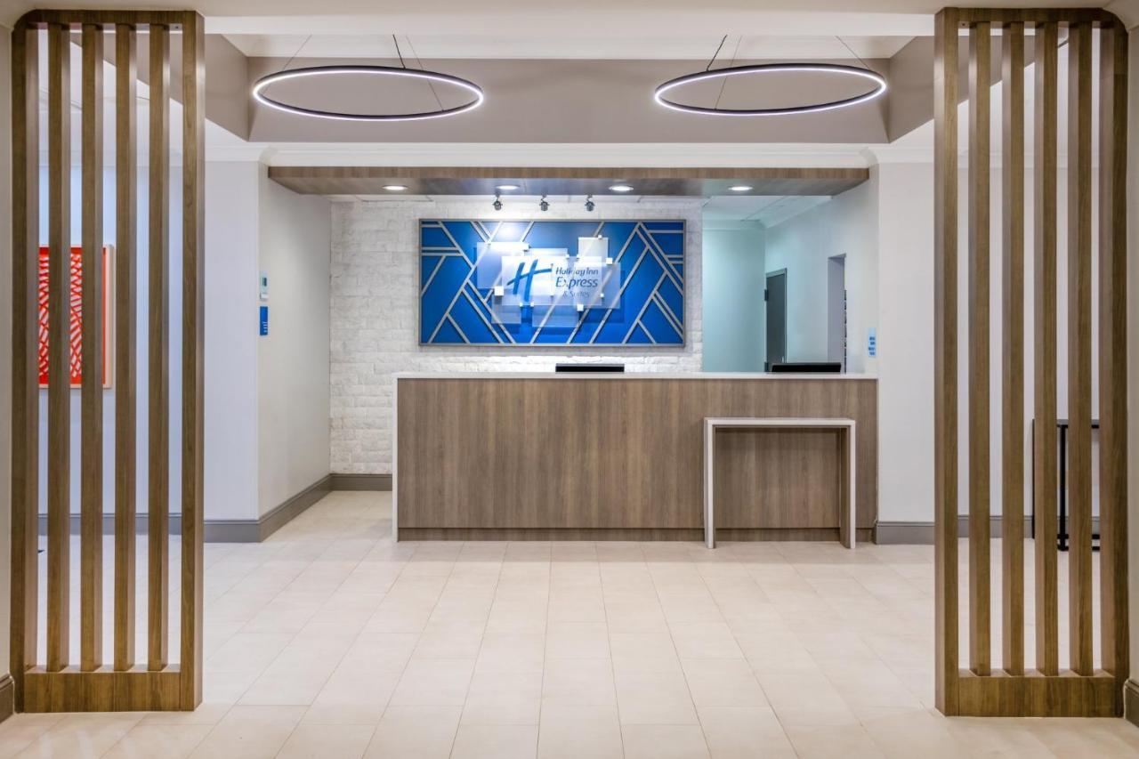 Holiday Inn Express And Suites Tampa I-75 At Bruce B. Downs By Ihg Dış mekan fotoğraf