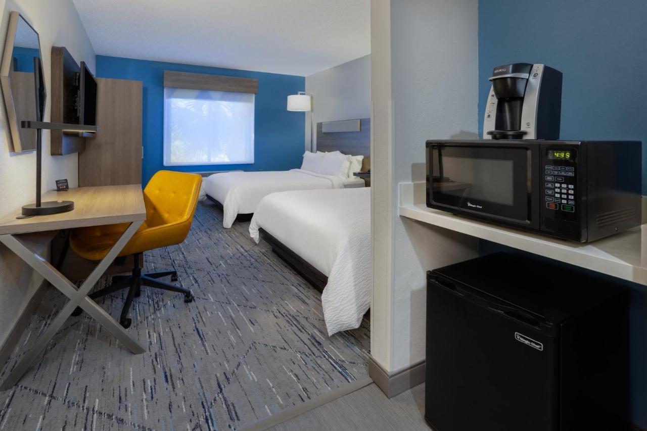 Holiday Inn Express And Suites Tampa I-75 At Bruce B. Downs By Ihg Dış mekan fotoğraf