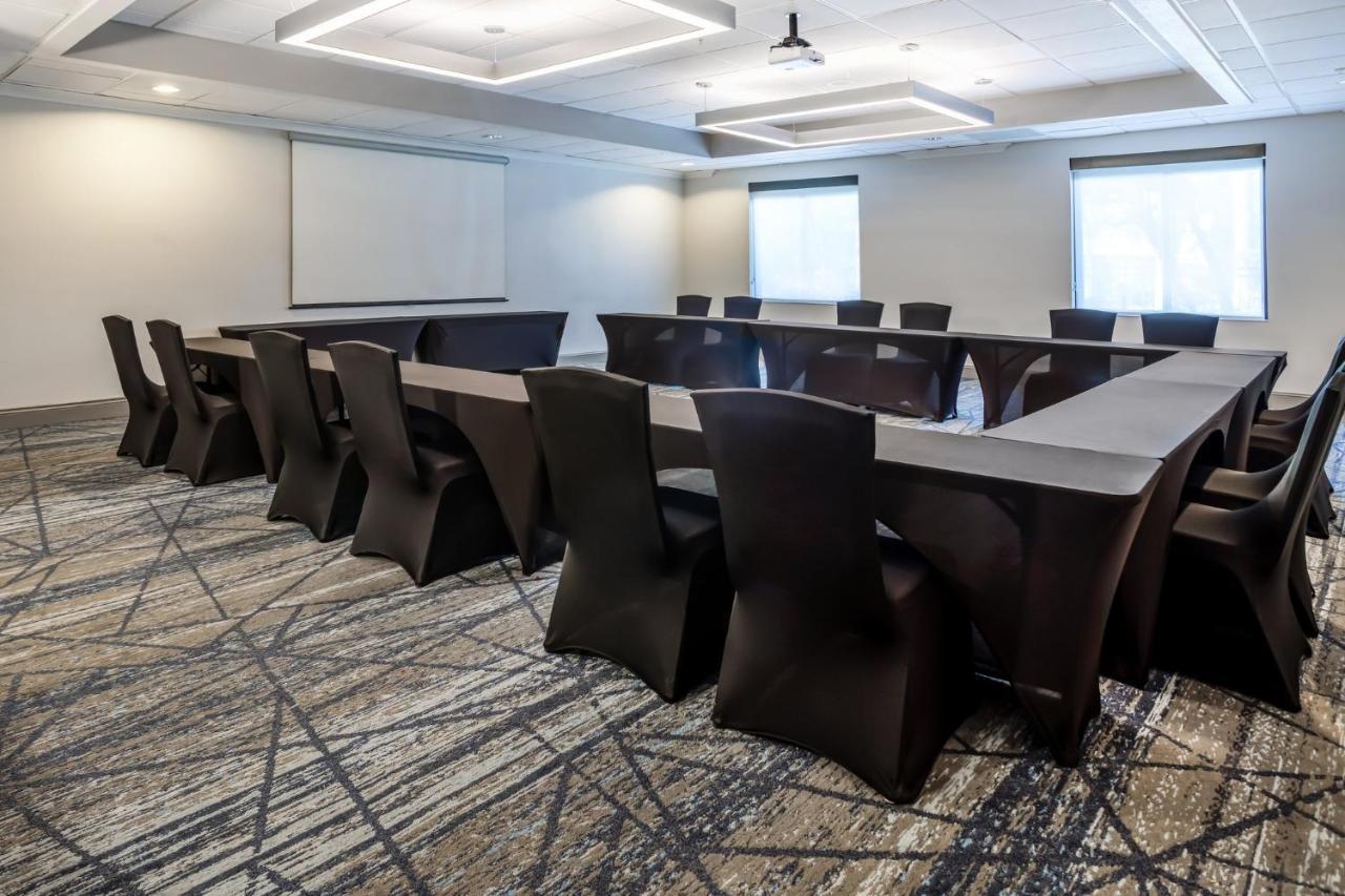 Holiday Inn Express And Suites Tampa I-75 At Bruce B. Downs By Ihg Dış mekan fotoğraf
