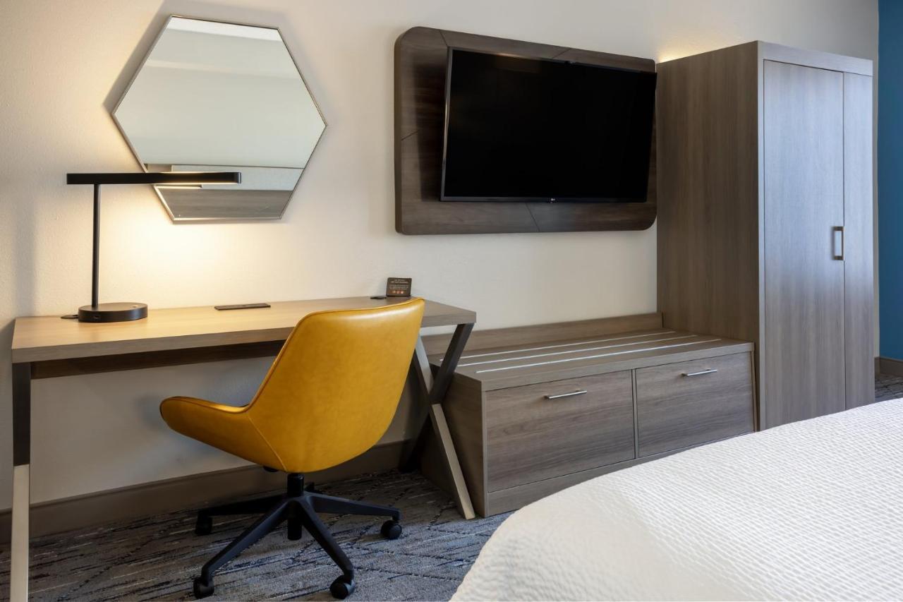 Holiday Inn Express And Suites Tampa I-75 At Bruce B. Downs By Ihg Dış mekan fotoğraf