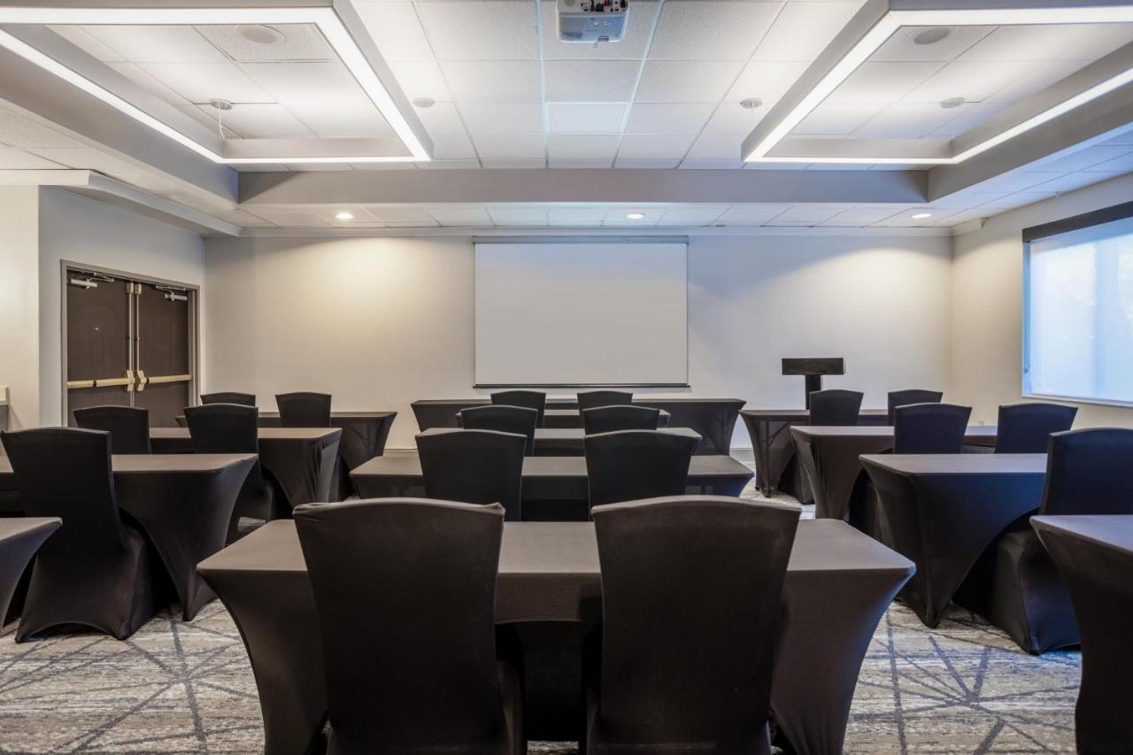 Holiday Inn Express And Suites Tampa I-75 At Bruce B. Downs By Ihg Dış mekan fotoğraf