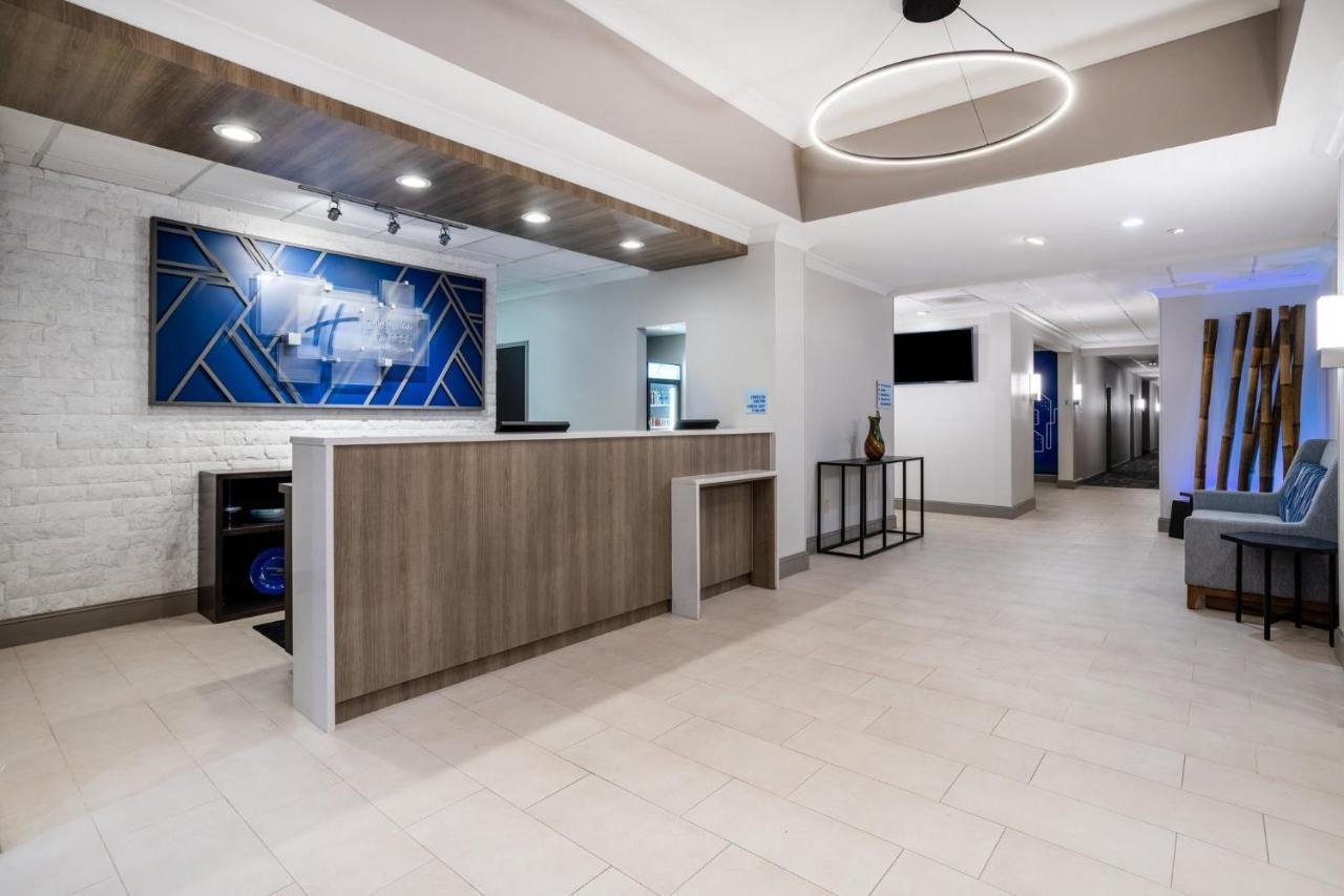 Holiday Inn Express And Suites Tampa I-75 At Bruce B. Downs By Ihg Dış mekan fotoğraf